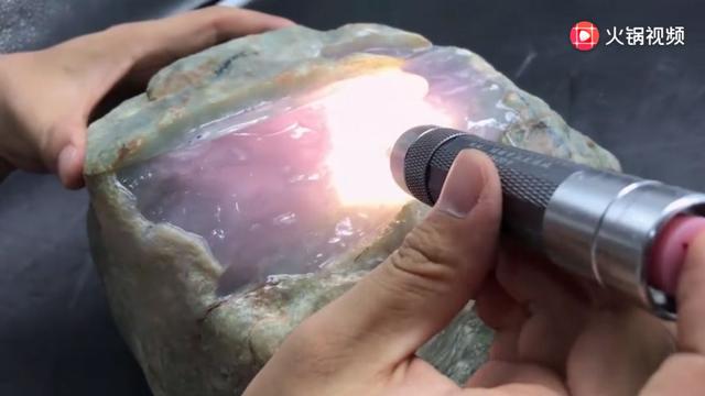 十个亿的紫罗兰翡翠原石,20亿玻璃种紫罗兰翡翠-第3张图片-翡翠网