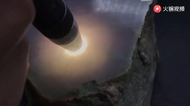 十个亿的紫罗兰翡翠原石,20亿玻璃种紫罗兰翡翠-第7张图片-翡翠网 十个亿的紫罗兰翡翠原石,20亿玻璃种紫罗兰翡翠-第7张图片-翡翠网