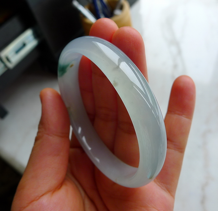 翡翠手镯凉,戴上翡翠手镯总感觉胳膊凉-第1张图片-翡翠网 翡翠手镯凉,戴上翡翠手镯总感觉胳膊凉-第1张图片-翡翠网