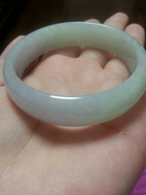 翡翠手镯凉,戴上翡翠手镯总感觉胳膊凉-第2张图片-翡翠网 翡翠手镯凉,戴上翡翠手镯总感觉胳膊凉-第2张图片-翡翠网