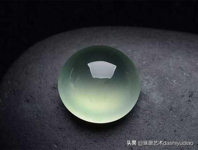 翡翠手镯 正装 圆条,泥鳅背翡翠手镯和正装哪个好-第6张图片-翡翠网 翡翠手镯 正装 圆条,泥鳅背翡翠手镯和正装哪个好-第6张图片-翡翠网