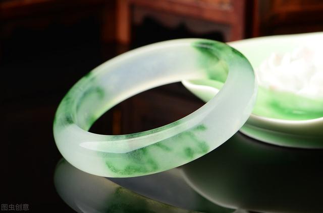阳绿翡翠手镯一带一点阳绿的翡翠手镯多少钱-第3张图片-翡翠网