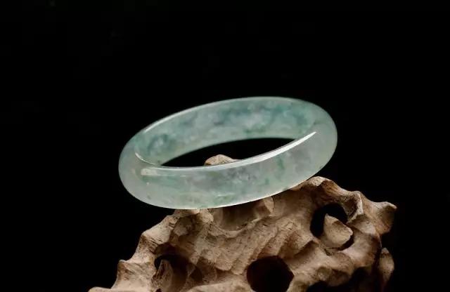 女的梦见绿翡翠手镯浅灰绿的翡翠手镯-第22张图片-翡翠网 女的梦见绿翡翠手镯浅灰绿的翡翠手镯-第22张图片-翡翠网