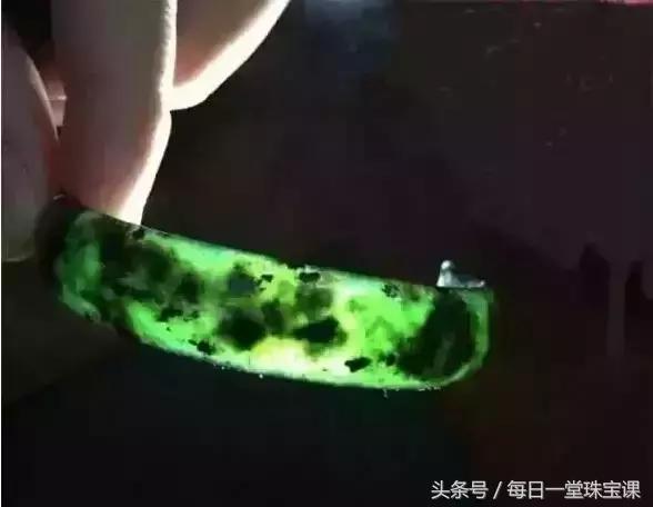 淡绿色翡翠手镯图片,翡翠手镯晚上淡绿色-第1张图片-翡翠网 淡绿色翡翠手镯图片,翡翠手镯晚上淡绿色-第1张图片-翡翠网