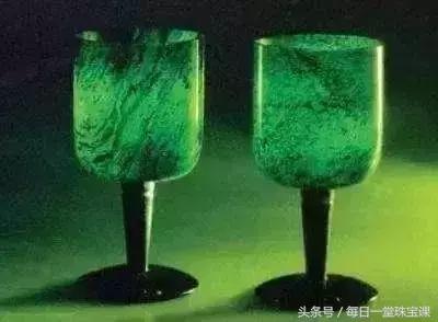 淡绿色翡翠手镯图片,翡翠手镯晚上淡绿色-第4张图片-翡翠网 淡绿色翡翠手镯图片,翡翠手镯晚上淡绿色-第4张图片-翡翠网