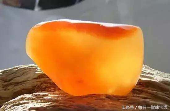 淡绿色翡翠手镯图片,翡翠手镯晚上淡绿色-第5张图片-翡翠网 淡绿色翡翠手镯图片,翡翠手镯晚上淡绿色-第5张图片-翡翠网