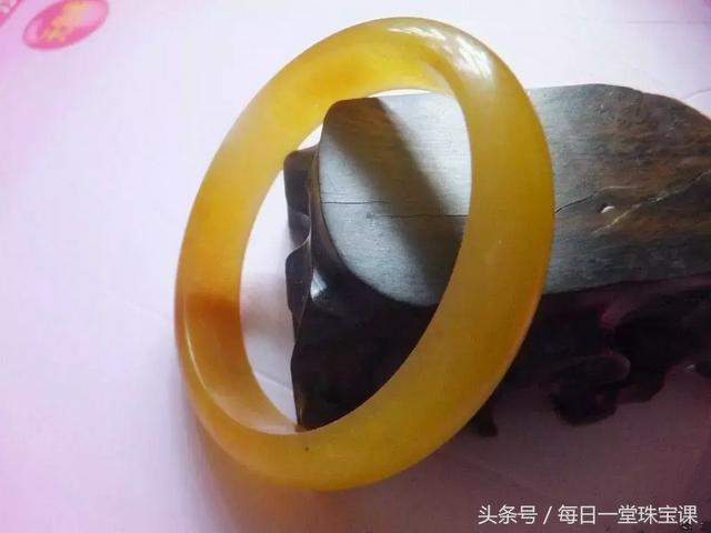 淡绿色翡翠手镯图片,翡翠手镯晚上淡绿色-第6张图片-翡翠网 淡绿色翡翠手镯图片,翡翠手镯晚上淡绿色-第6张图片-翡翠网