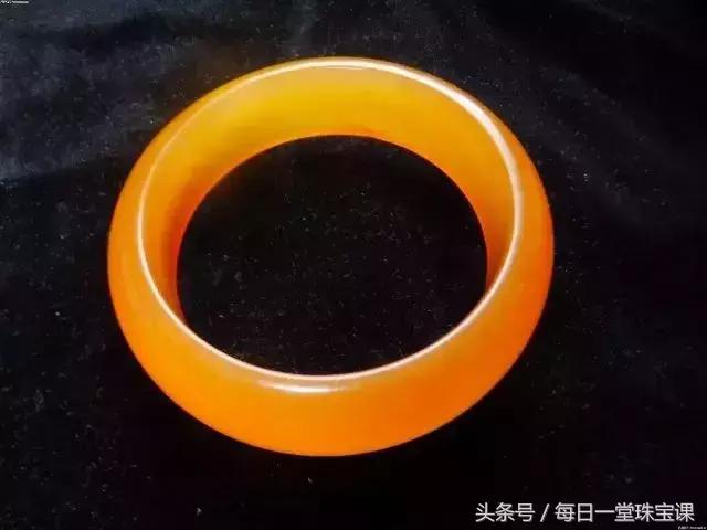 淡绿色翡翠手镯图片,翡翠手镯晚上淡绿色-第7张图片-翡翠网 淡绿色翡翠手镯图片,翡翠手镯晚上淡绿色-第7张图片-翡翠网