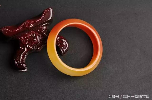 淡绿色翡翠手镯图片,翡翠手镯晚上淡绿色-第8张图片-翡翠网 淡绿色翡翠手镯图片,翡翠手镯晚上淡绿色-第8张图片-翡翠网