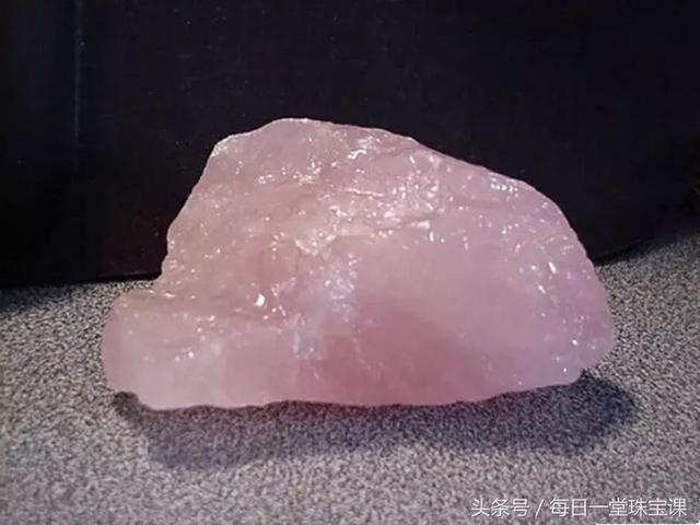 淡绿色翡翠手镯图片,翡翠手镯晚上淡绿色-第11张图片-翡翠网 淡绿色翡翠手镯图片,翡翠手镯晚上淡绿色-第11张图片-翡翠网