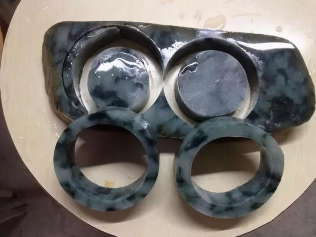 藓加绿翡翠手镯翡翠手镯有藓要不要-第3张图片-翡翠网 藓加绿翡翠手镯翡翠手镯有藓要不要-第3张图片-翡翠网