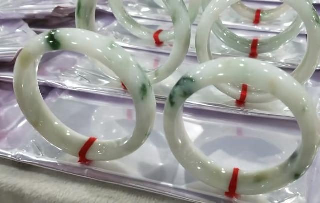 翡翠手镯里面有黑色杂质翡翠手镯里面有黑色癣-第2张图片-翡翠网 翡翠手镯里面有黑色杂质翡翠手镯里面有黑色癣-第2张图片-翡翠网