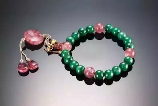 翡翠极品手镯,翡翠极品手镯几亿元-第11张图片-翡翠网 翡翠极品手镯,翡翠极品手镯几亿元-第11张图片-翡翠网