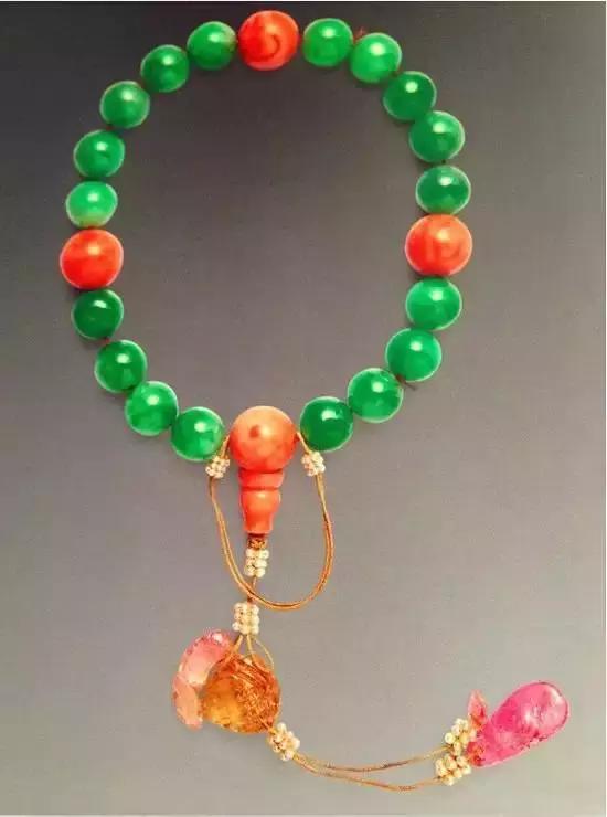 翡翠极品手镯,翡翠极品手镯几亿元-第12张图片-翡翠网 翡翠极品手镯,翡翠极品手镯几亿元-第12张图片-翡翠网