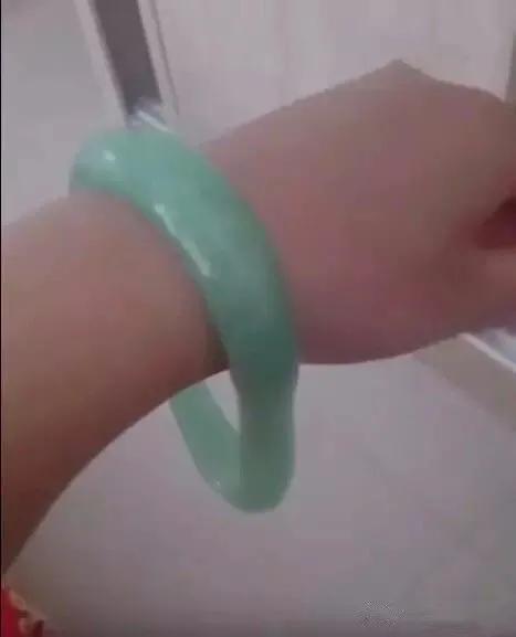 翡翠手镯 两万两万块的翡翠手镯长什么样-第1张图片-翡翠网 翡翠手镯 两万两万块的翡翠手镯长什么样-第1张图片-翡翠网