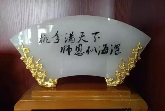 翡翠手镯 两万两万块的翡翠手镯长什么样-第5张图片-翡翠网 翡翠手镯 两万两万块的翡翠手镯长什么样-第5张图片-翡翠网