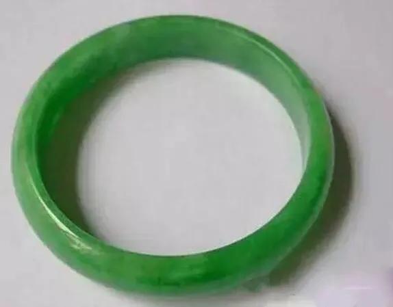 翡翠手镯 两万两万块的翡翠手镯长什么样-第7张图片-翡翠网 翡翠手镯 两万两万块的翡翠手镯长什么样-第7张图片-翡翠网