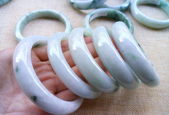 周大福翡翠手镯正圈翡翠手镯图片-第3张图片-翡翠网 周大福翡翠手镯正圈翡翠手镯图片-第3张图片-翡翠网