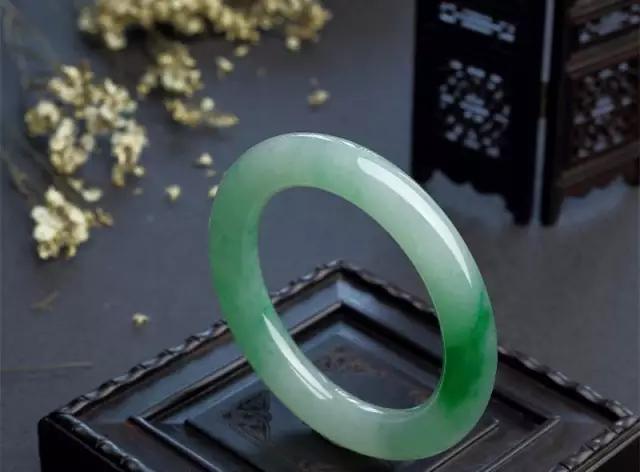 七色翡翠手镯图片,七色翡翠手镯-第1张图片-翡翠网 七色翡翠手镯图片,七色翡翠手镯-第1张图片-翡翠网