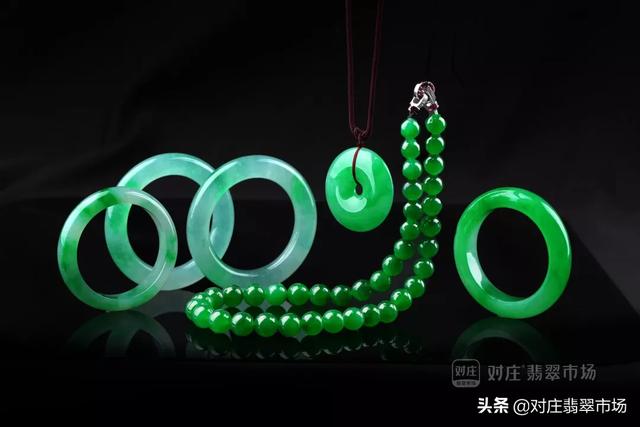 翡翠手镯花翡翠手镯为什么要雕花-第1张图片-翡翠网 翡翠手镯花翡翠手镯为什么要雕花-第1张图片-翡翠网