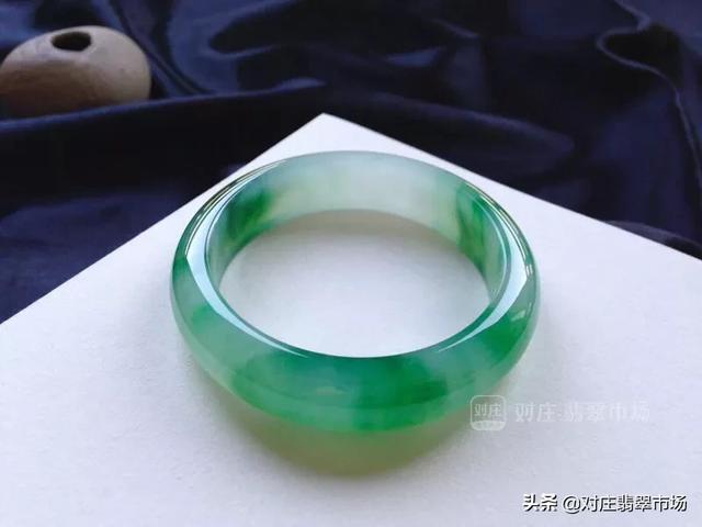 翡翠手镯花翡翠手镯为什么要雕花-第6张图片-翡翠网 翡翠手镯花翡翠手镯为什么要雕花-第6张图片-翡翠网