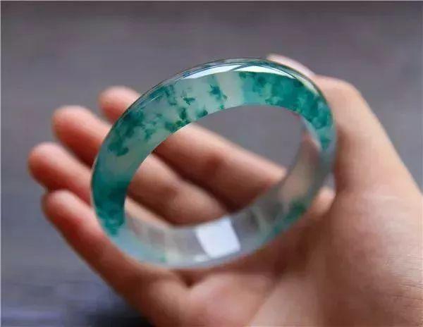 上亿翡翠手镯,刘晓庆的102亿翡翠手镯-第12张图片-翡翠网 上亿翡翠手镯,刘晓庆的102亿翡翠手镯-第12张图片-翡翠网