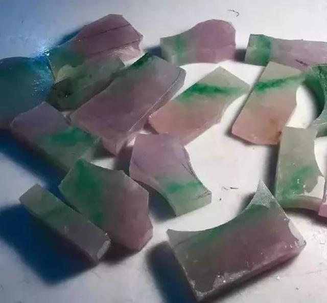 翡翠原石的手镯,翡翠原石半明手镯受骗-第9张图片-翡翠网 翡翠原石的手镯,翡翠原石半明手镯受骗-第9张图片-翡翠网