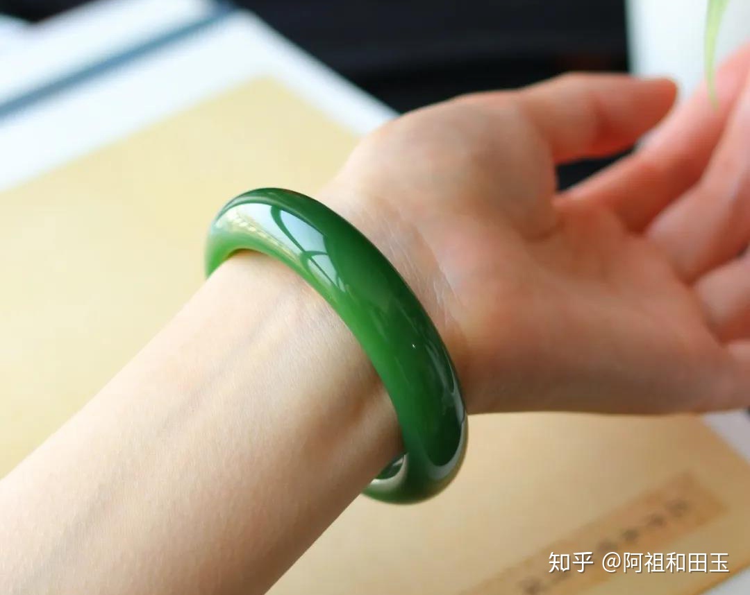 和田玉翡翠手镯价格,手镯和田玉的好还是翡翠的好-第1张图片-翡翠网 和田玉翡翠手镯价格,手镯和田玉的好还是翡翠的好-第1张图片-翡翠网