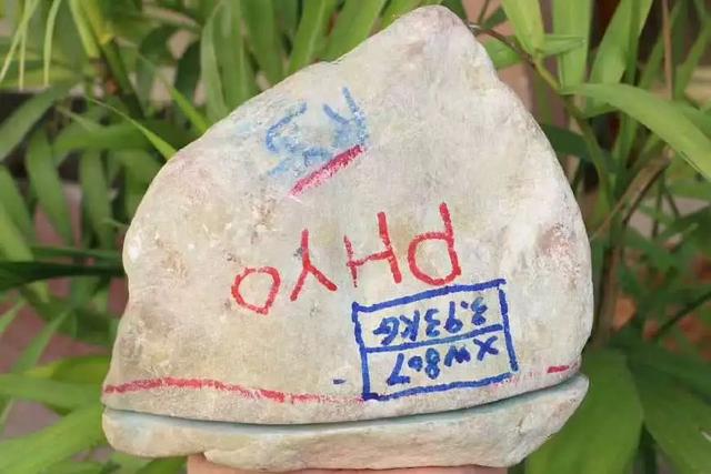 糯冰种翡翠原石图片冰种翡翠原石切开图片-第5张图片-翡翠网 糯冰种翡翠原石图片冰种翡翠原石切开图片-第5张图片-翡翠网