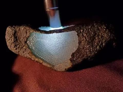 糯冰种翡翠原石图片冰种翡翠原石切开图片-第9张图片-翡翠网 糯冰种翡翠原石图片冰种翡翠原石切开图片-第9张图片-翡翠网