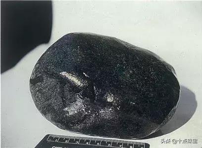 翡翠黑癣和绿 原石做,翡翠原石枯癣的表现-第7张图片-翡翠网