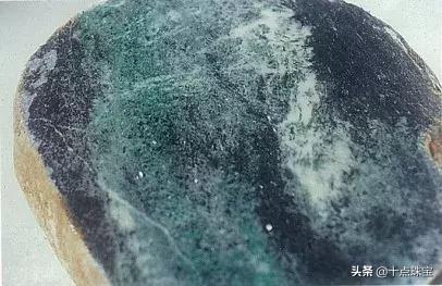 翡翠黑癣和绿 原石做,翡翠原石枯癣的表现-第10张图片-翡翠网