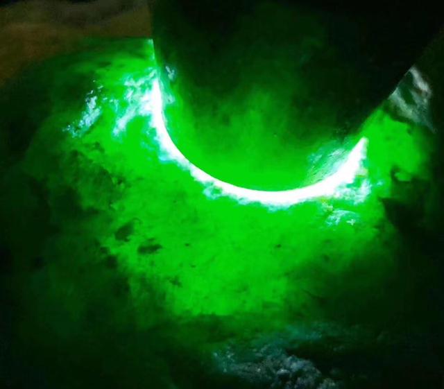 5万元春带彩翡翠手镯,春带彩翡翠手镯豆种-第3张图片-翡翠网 5万元春带彩翡翠手镯,春带彩翡翠手镯豆种-第3张图片-翡翠网