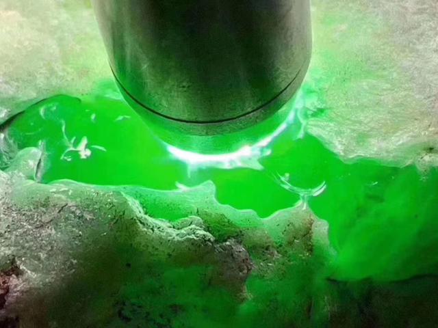 5万元春带彩翡翠手镯,春带彩翡翠手镯豆种-第4张图片-翡翠网 5万元春带彩翡翠手镯,春带彩翡翠手镯豆种-第4张图片-翡翠网