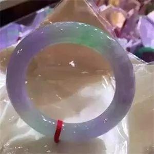5万元春带彩翡翠手镯,春带彩翡翠手镯豆种-第15张图片-翡翠网 5万元春带彩翡翠手镯,春带彩翡翠手镯豆种-第15张图片-翡翠网