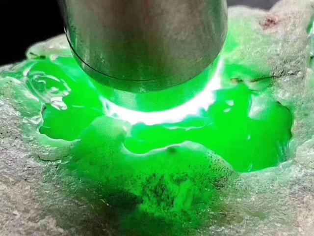 5万元春带彩翡翠手镯,春带彩翡翠手镯豆种-第23张图片-翡翠网 5万元春带彩翡翠手镯,春带彩翡翠手镯豆种-第23张图片-翡翠网