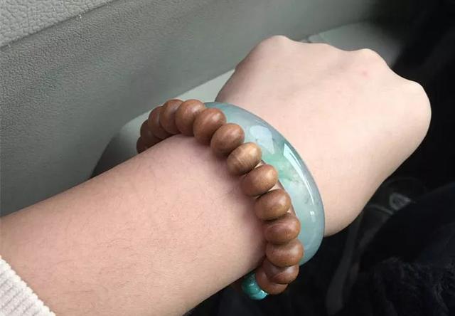 翡翠手镯和金手链能一起戴吗,翡翠和黄金手镯可以一块戴吗-第25张图片-翡翠网