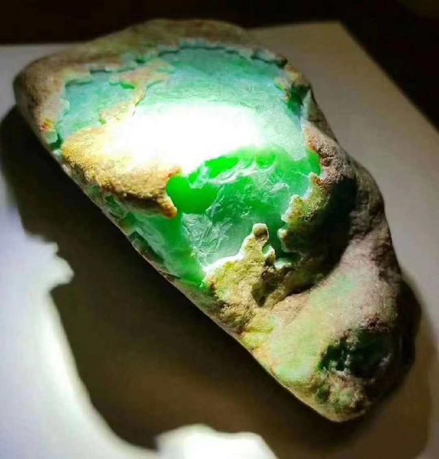 翡翠的原石长什么样,翡翠原石什么样的容易出冰种-第9张图片-翡翠网 翡翠的原石长什么样,翡翠原石什么样的容易出冰种-第9张图片-翡翠网