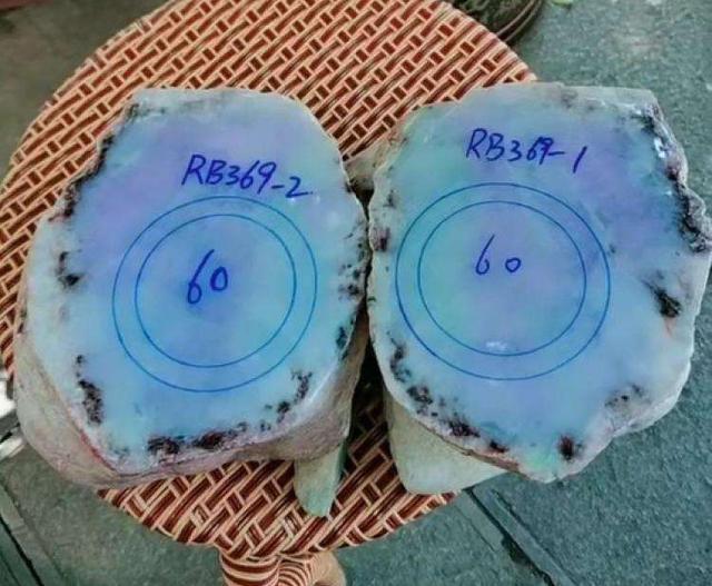 翡翠手镯料子发干能戴水润了吗,翡翠手镯料-第3张图片-翡翠网 翡翠手镯料子发干能戴水润了吗,翡翠手镯料-第3张图片-翡翠网