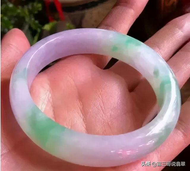 打翡翠手镯,翡翠手镯怎么挑-第4张图片-翡翠网 打翡翠手镯,翡翠手镯怎么挑-第4张图片-翡翠网