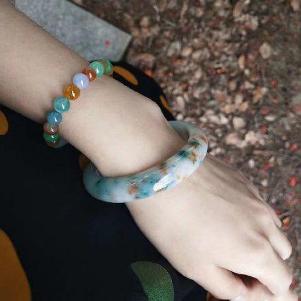 翡翠手镯散色,天然缅甸翡翠色玉手镯-第2张图片-翡翠网 翡翠手镯散色,天然缅甸翡翠色玉手镯-第2张图片-翡翠网