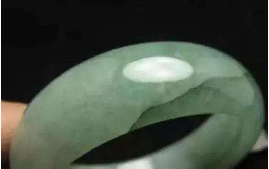翡翠手镯上有裂纹翡翠镯子上的小裂痕如何处理-第1张图片-翡翠网