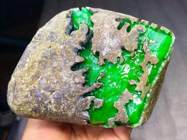 关于宣汉翡翠原石剥皮的信息-第2张图片-翡翠网