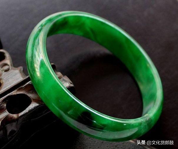 玉镯和翡翠手镯的区别玛瑙手镯和翡翠玉镯有什么区别-第5张图片-翡翠网 玉镯和翡翠手镯的区别玛瑙手镯和翡翠玉镯有什么区别-第5张图片-翡翠网