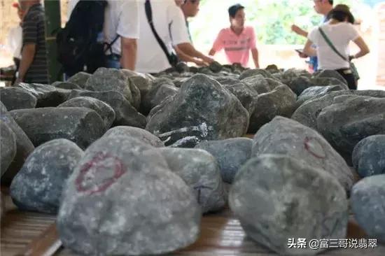 后江翡翠原石赌石要诀,翡翠原石赌石晶体颗粒-第2张图片-翡翠网 后江翡翠原石赌石要诀,翡翠原石赌石晶体颗粒-第2张图片-翡翠网