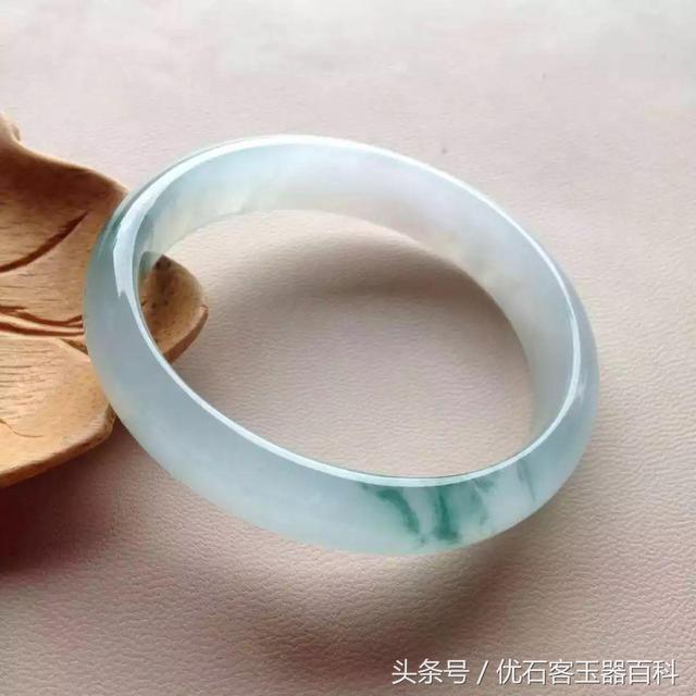 翡翠手镯冬天戴好不好翡翠手镯冬天可以带吗-第3张图片-翡翠网 翡翠手镯冬天戴好不好翡翠手镯冬天可以带吗-第3张图片-翡翠网