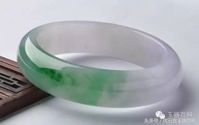 翡翠手镯冬天戴好不好翡翠手镯冬天可以带吗-第11张图片-翡翠网 翡翠手镯冬天戴好不好翡翠手镯冬天可以带吗-第11张图片-翡翠网