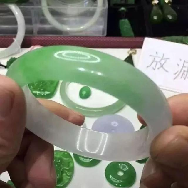 满绿翡翠手镯价格通灵翡翠手镯价格-第4张图片-翡翠网 满绿翡翠手镯价格通灵翡翠手镯价格-第4张图片-翡翠网