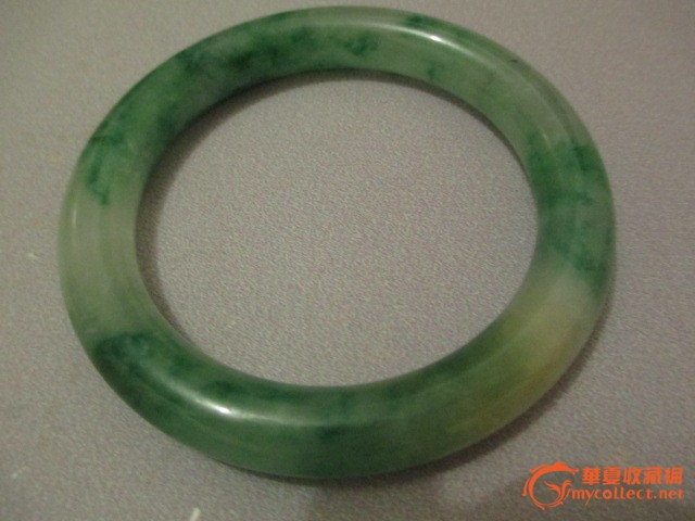 满绿翡翠手镯在灯光下的照片翡翠手镯照片及价格-第1张图片-翡翠网 满绿翡翠手镯在灯光下的照片翡翠手镯照片及价格-第1张图片-翡翠网