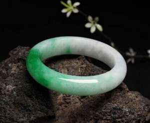 满绿翡翠手镯在灯光下的照片翡翠手镯照片及价格-第2张图片-翡翠网 满绿翡翠手镯在灯光下的照片翡翠手镯照片及价格-第2张图片-翡翠网